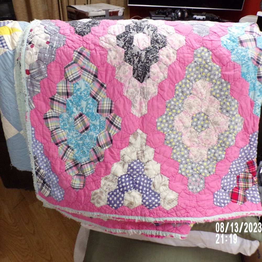 ANTIQUE/VINTAGE QUILT. 64" WIDE BY 79" LONG. VERY OLD AND LOVED. HAND STITCHING.